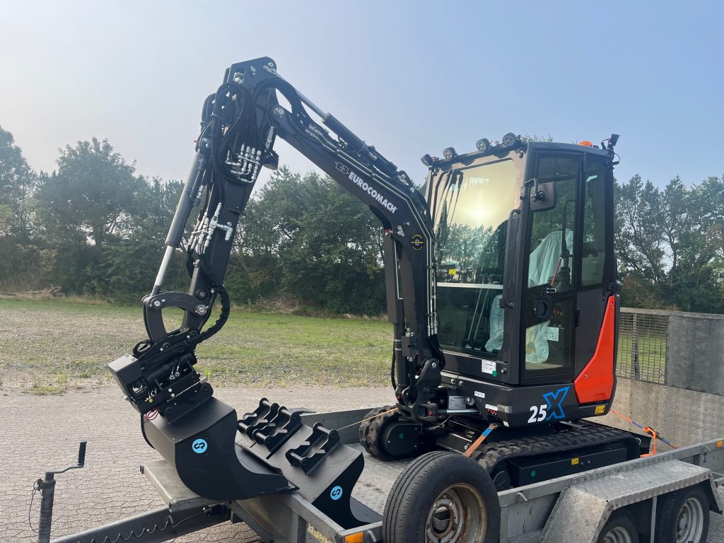 25X Eurocomach su sfondo ambientato